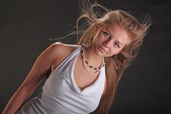 Développant Dans Vent Les Cheveux Sur Fond Noir — Photo