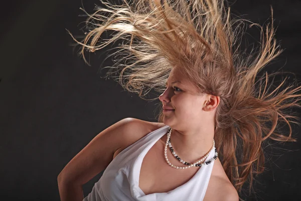 Ontwikkelen Wind Het Haar Zwarte Achtergrond — Stockfoto