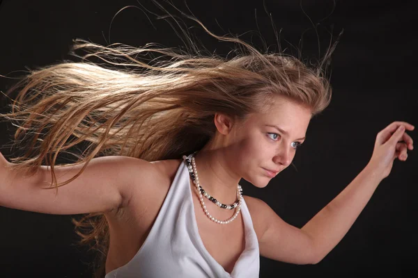 Sviluppando Nel Vento Capelli Sfondo Nero — Foto Stock