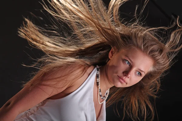 Sviluppando Nel Vento Capelli Sfondo Nero — Foto Stock