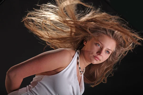 Sviluppando Nel Vento Capelli Sfondo Nero — Foto Stock