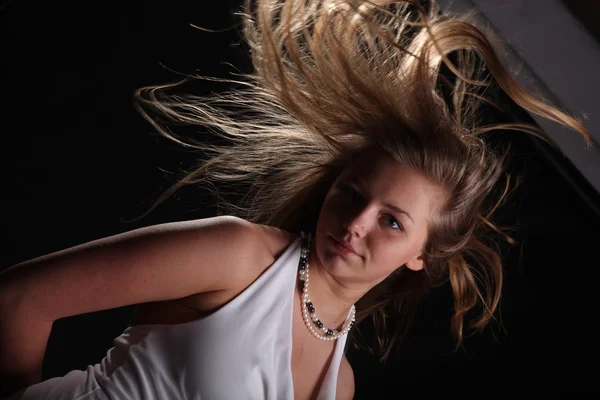 Sviluppando Nel Vento Capelli Sfondo Nero — Foto Stock