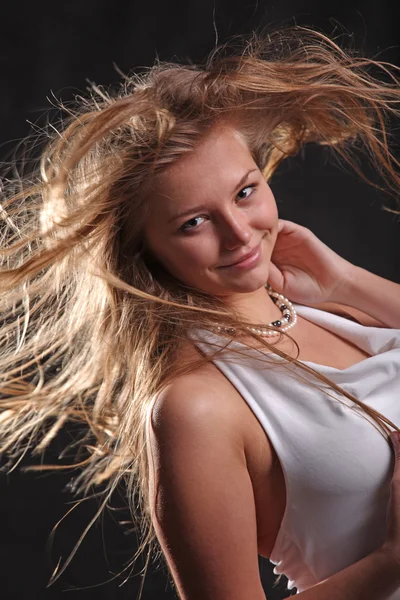 Desarrollando Viento Cabello Sobre Fondo Negro — Foto de Stock