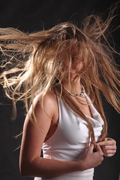 Ontwikkelen Wind Het Haar Zwarte Achtergrond — Stockfoto