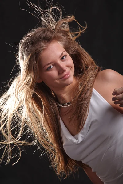 Sviluppando Nel Vento Capelli Sfondo Nero — Foto Stock