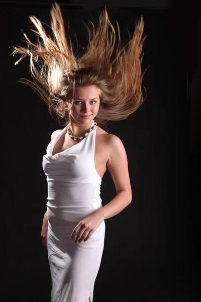 Sviluppando Nel Vento Capelli Sfondo Nero — Foto Stock