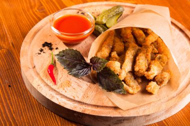 bira meyilli ahşap masa üzerinde tavuk snack