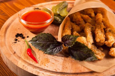 bira meyilli ahşap masa üzerinde tavuk snack