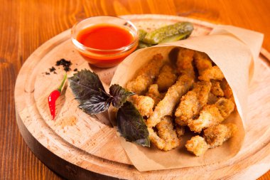 bira meyilli ahşap masa üzerinde tavuk snack