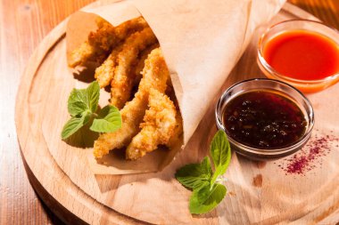 bira meyilli ahşap masa üzerinde tavuk snack