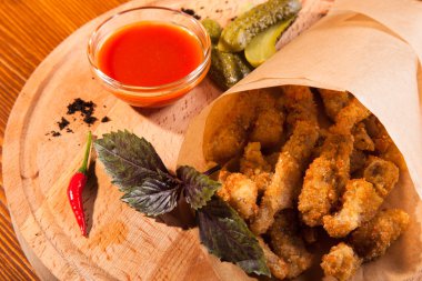 bira meyilli ahşap masa üzerinde tavuk snack