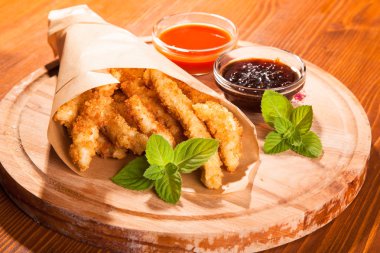 bira meyilli ahşap masa üzerinde tavuk snack