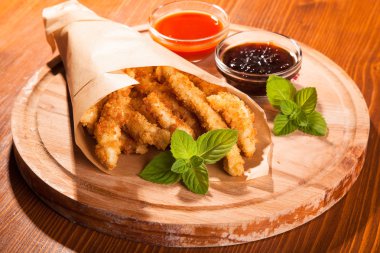 bira meyilli ahşap masa üzerinde tavuk snack