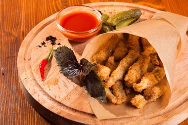 bira meyilli ahşap masa üzerinde tavuk snack