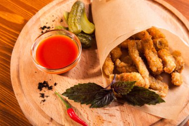 bira meyilli ahşap masa üzerinde tavuk snack