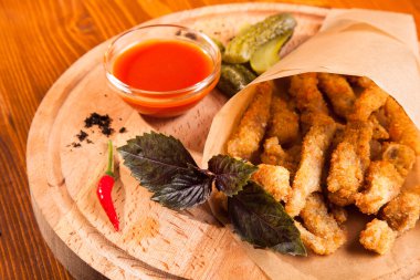 bira meyilli ahşap masa üzerinde tavuk snack