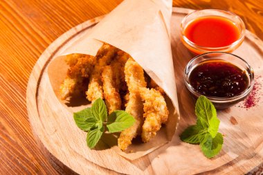 bira meyilli ahşap masa üzerinde tavuk snack