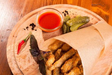 bira meyilli ahşap masa üzerinde tavuk snack