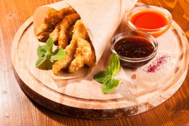 bira meyilli ahşap masa üzerinde tavuk snack