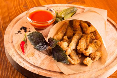 bira meyilli ahşap masa üzerinde tavuk snack