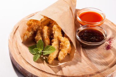 bira meze beyaz masa üzerinde meyilli tavuk