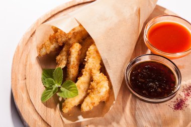 bira meze beyaz masa üzerinde meyilli tavuk