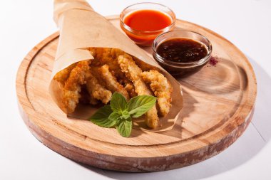 bira meze beyaz masa üzerinde meyilli tavuk