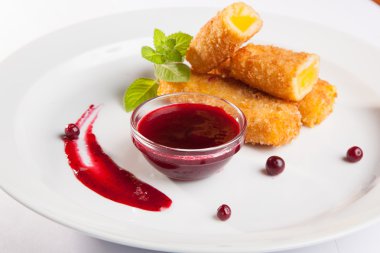 Beyaz arka planda soslu peynir çubukları