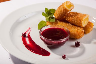 Beyaz arka planda soslu peynir çubukları