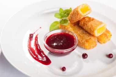 Beyaz arka planda soslu peynir çubukları