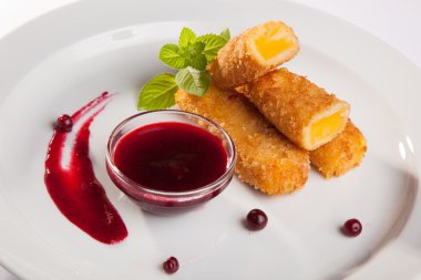 Beyaz arka planda soslu peynir çubukları