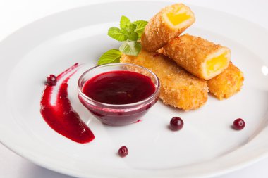 Beyaz arka planda soslu peynir çubukları