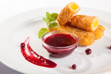 Beyaz arka planda soslu peynir çubukları