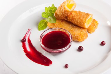 Beyaz arka planda soslu peynir çubukları