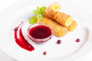 Beyaz arka planda soslu peynir çubukları