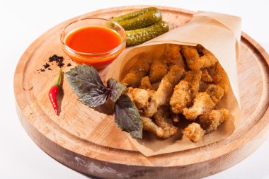 bira meze beyaz masa üzerinde meyilli tavuk