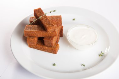 bira snack plaka üzerinde soslu kızarmış ekmek