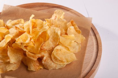 Beyaz arka plan üzerinde ahşap bir plaka üzerinde fiş