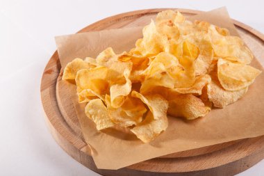 Beyaz arka plan üzerinde ahşap bir plaka üzerinde fiş