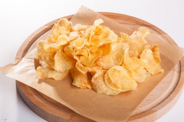 Beyaz arka plan üzerinde ahşap bir plaka üzerinde fiş