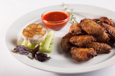 plaka üzerinde soslu tavuk kanadı