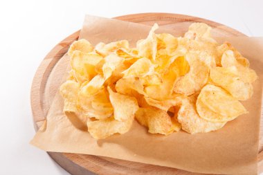 Beyaz arka plan üzerinde ahşap bir plaka üzerinde fiş