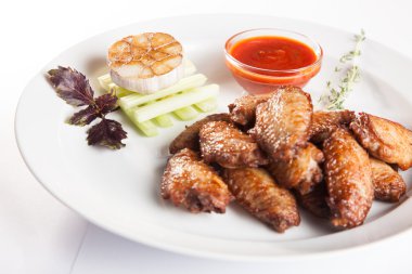 plaka üzerinde soslu tavuk kanadı