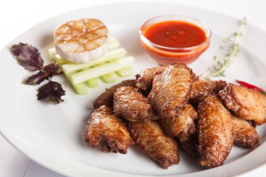 plaka üzerinde soslu tavuk kanadı