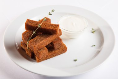 bira snack plaka üzerinde soslu kızarmış ekmek