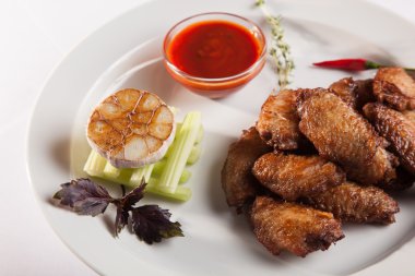 plaka üzerinde soslu tavuk kanadı