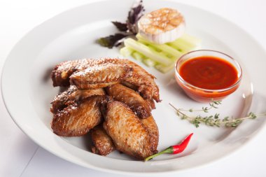 plaka üzerinde soslu tavuk kanadı