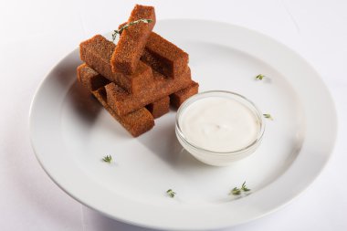 bira snack plaka üzerinde soslu kızarmış ekmek