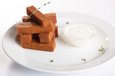 bira snack plaka üzerinde soslu kızarmış ekmek