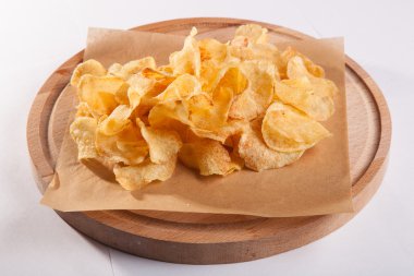 Beyaz arka plan üzerinde ahşap bir plaka üzerinde fiş